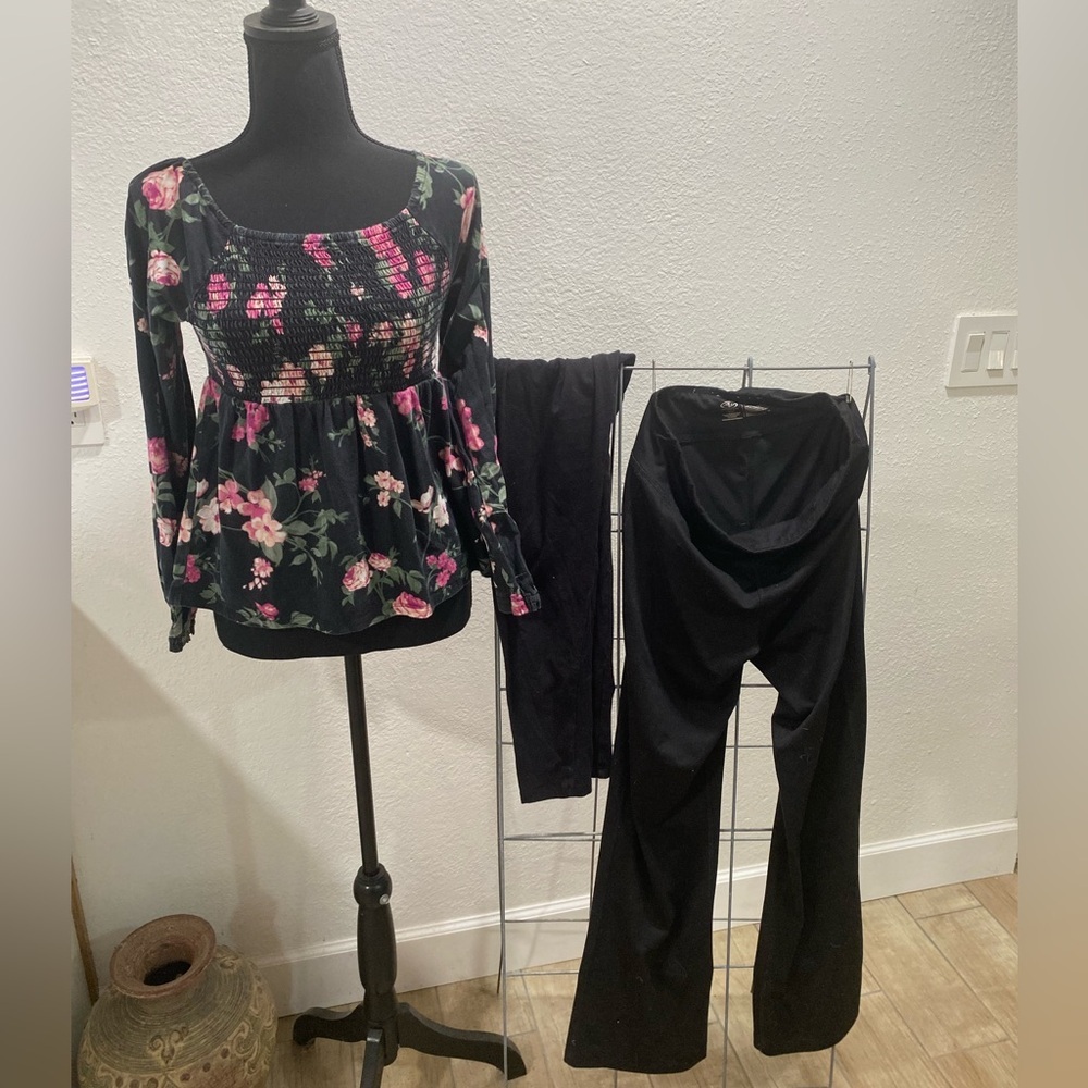 Good condition clothing could be girls , small woman, include 2 leggings 1 shirt